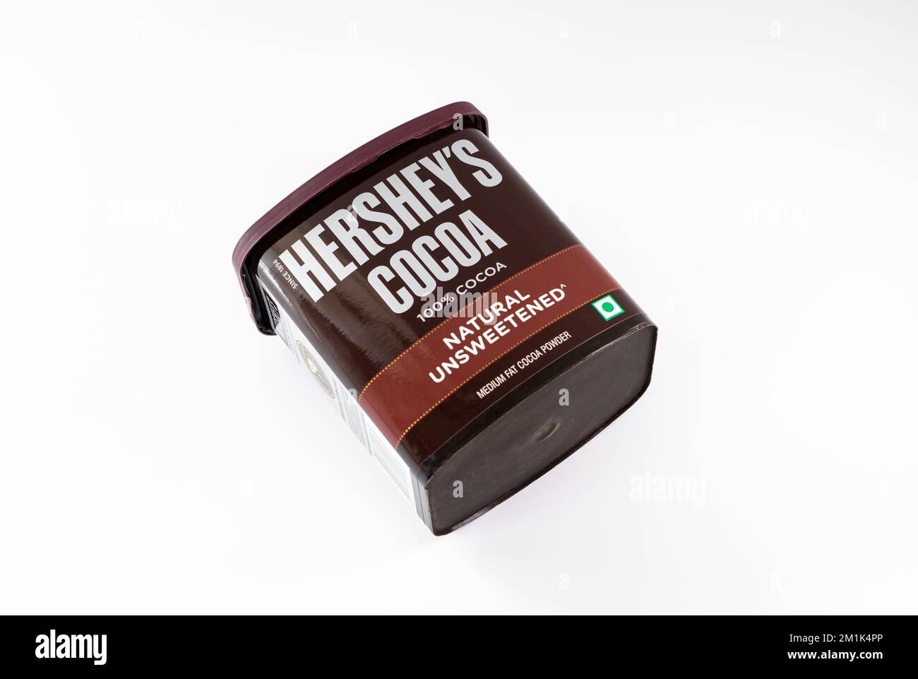 Eine Schachtel Hershey's Cocoa Natural ungesüßt auf weißem Hintergrund. Stockfoto