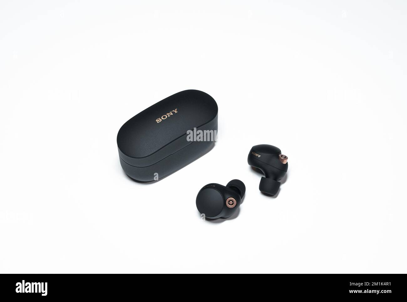 Die kabellosen WF-1000XM4 Kopfhörer von Sony mit Ladetasche auf weißem Hintergrund. Stockfoto