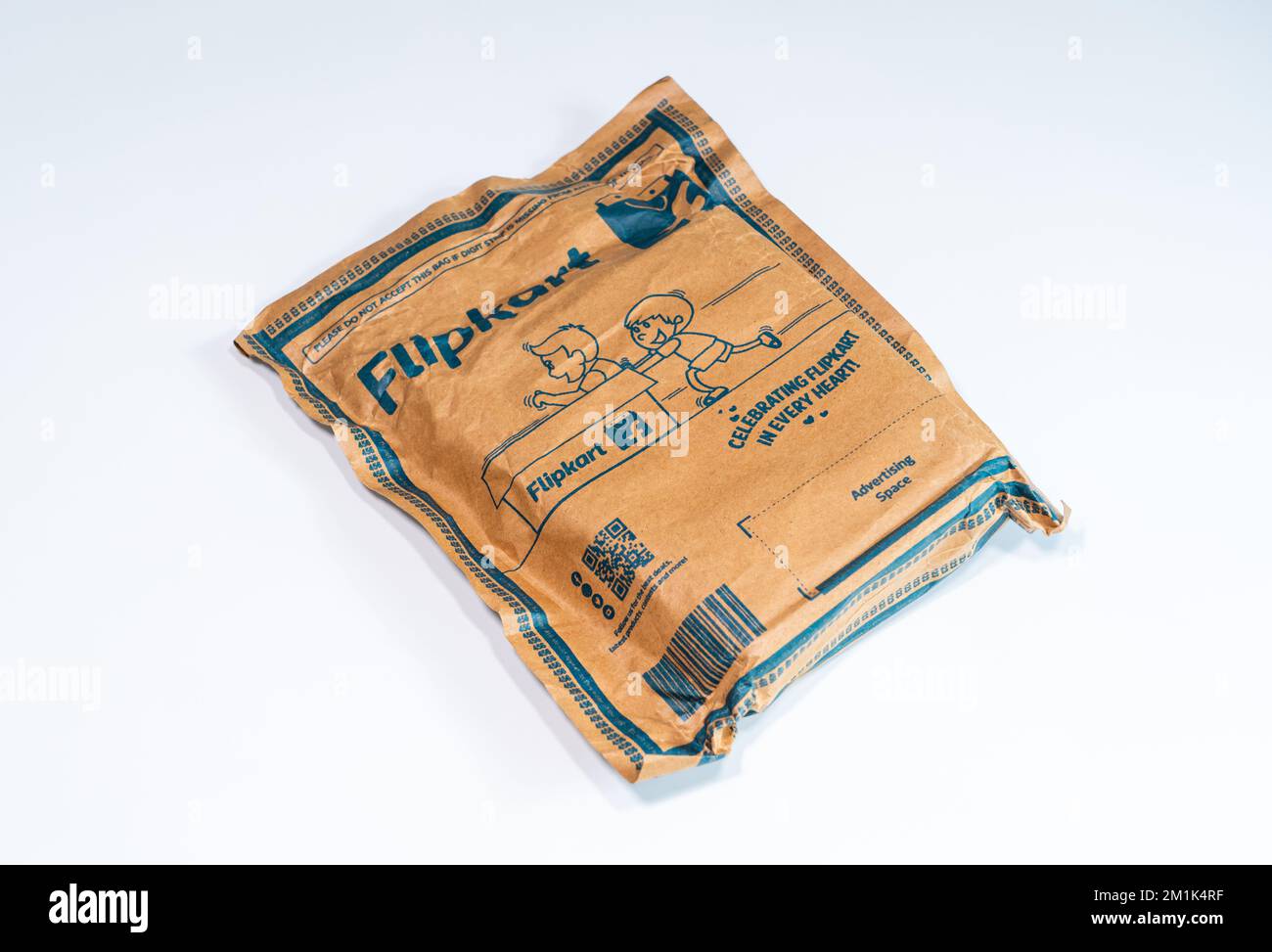 Eine recycelbare Flipkart-Verpackung auf weißem Hintergrund. Stockfoto