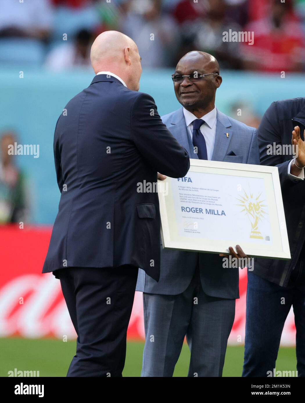 AL WAKRAH, KATAR - NOVEMBER 24: FIFA-Weltmeisterschaft Katar 2022 Gruppe G Spiel zwischen der Schweiz und Kamerun im Al Janoub Stadion am 24. November 2022 in Al Wakrah, Katar. Schweiz Kamerun Roger Milla mit FIFA Präsident Gianni Infantino © diebilderwelt / Alamy Stock Stockfoto