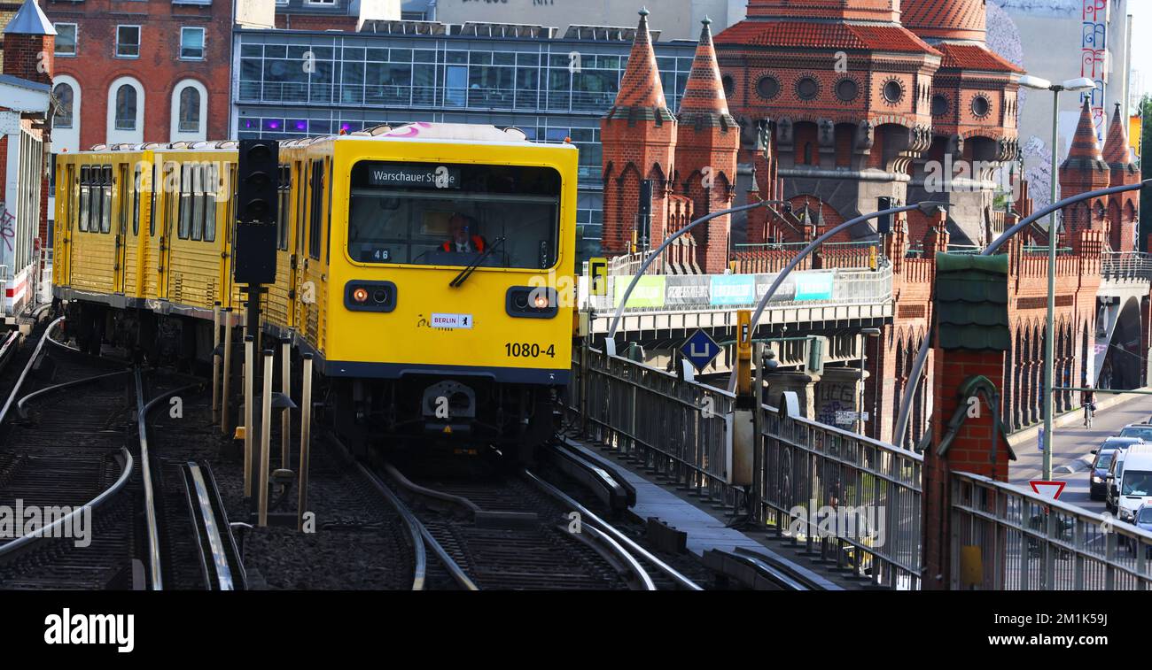 U-Bahn, U-Bahnstation, Verkehr, Berliner U-Bahn, Berliner U-Bahn, Berlin U-Bahn, Metro, Transport, U-Bahn oder moderne Architektur, U-Bahn Stockfoto