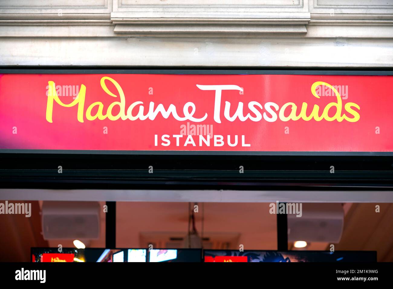 ISTANBUL - 05. JANUAR: Schild von Madame Tussauds Wachsfigurenkabinett in Istanbul am 05. Januar. 2021 in der Türkei Stockfoto