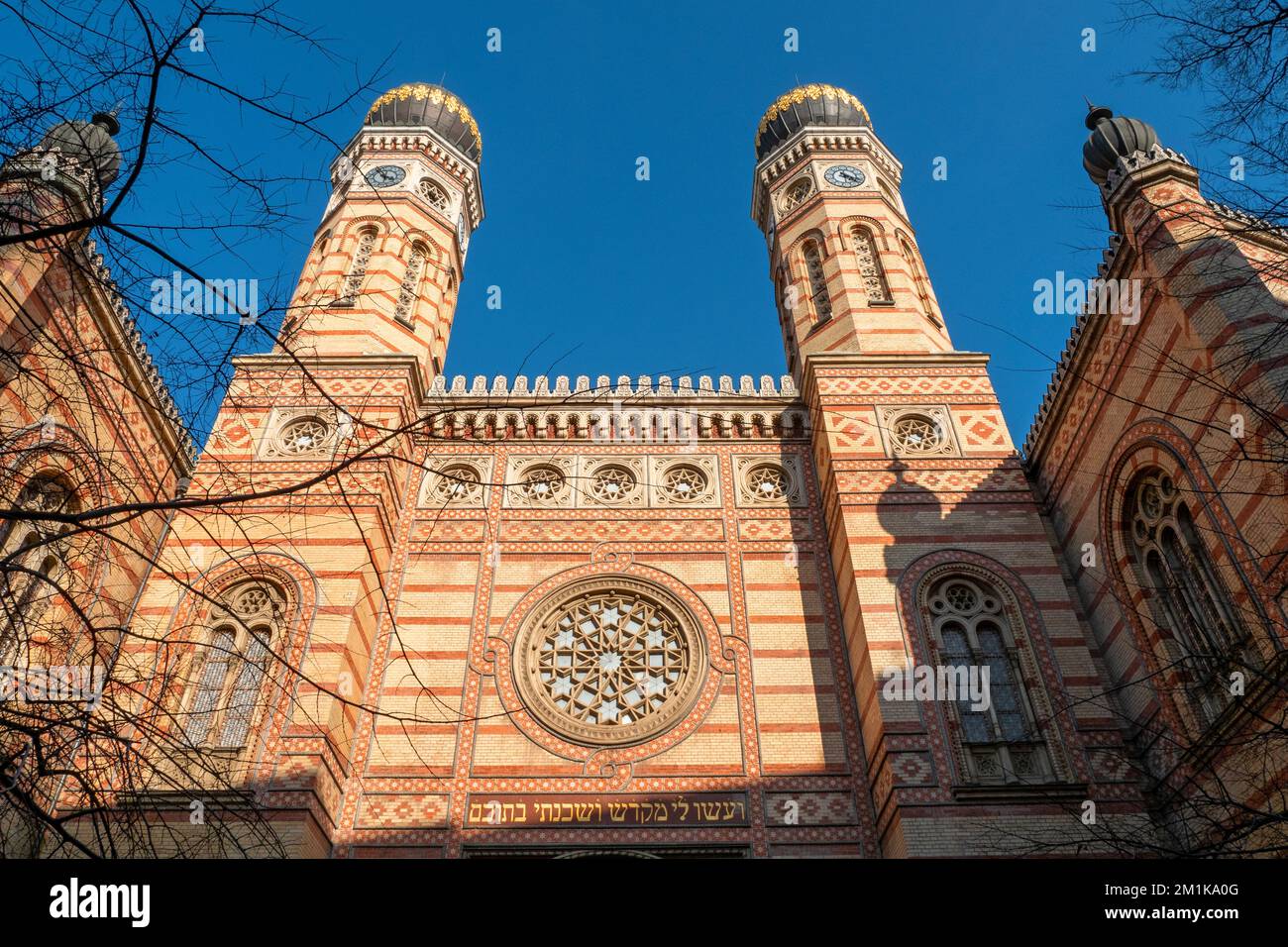 BUDAPEST - JANUAR 19: Fassade der Großen Synagoge oder der Dohany Street Synagoge in Budapest am 19. Januar. 2022 in Ungarn Stockfoto