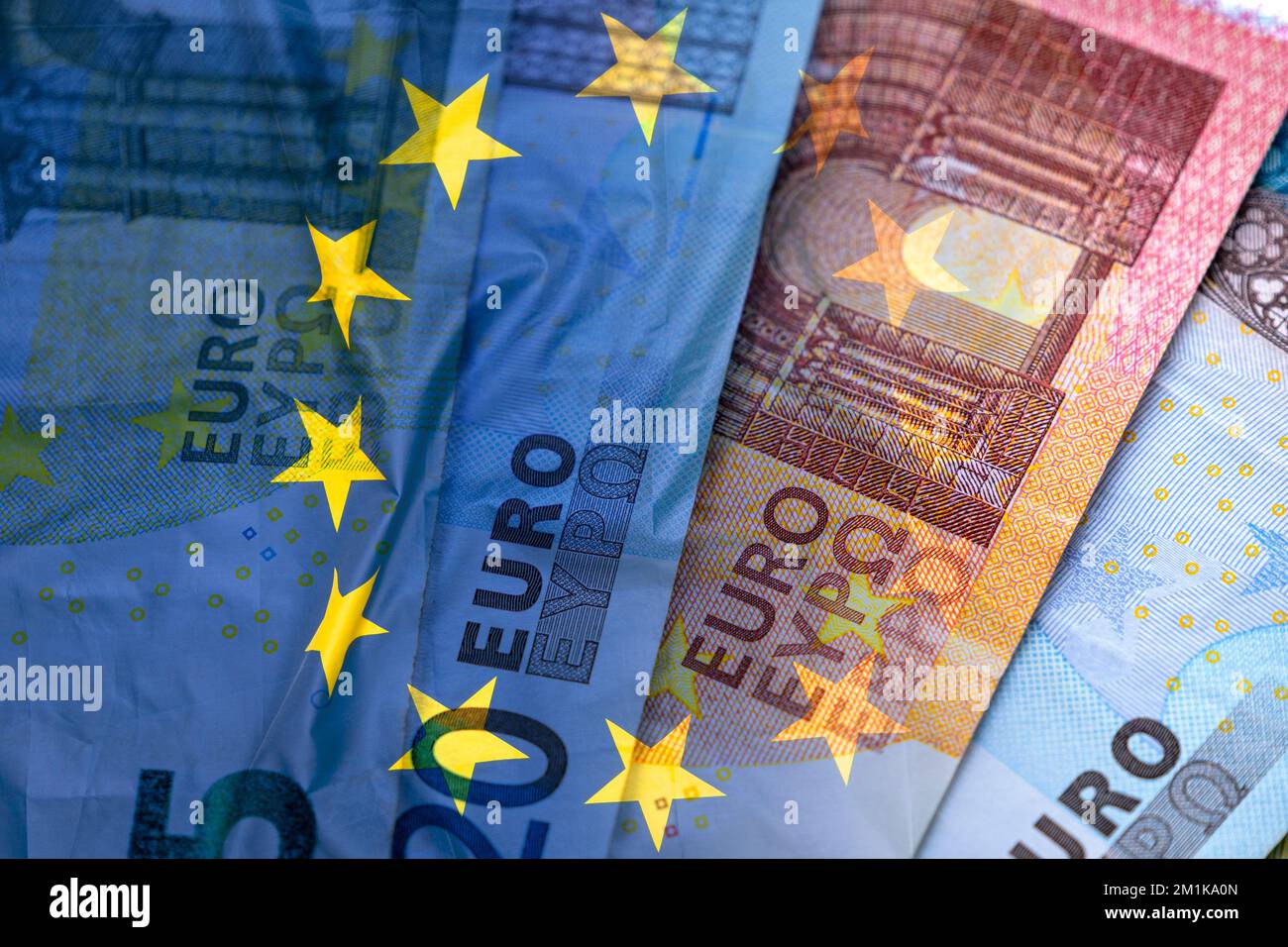 Währung der Europäischen Union und EU-Flagge an der Oberfläche, Konzeptbild der Wirtschaft Stockfoto