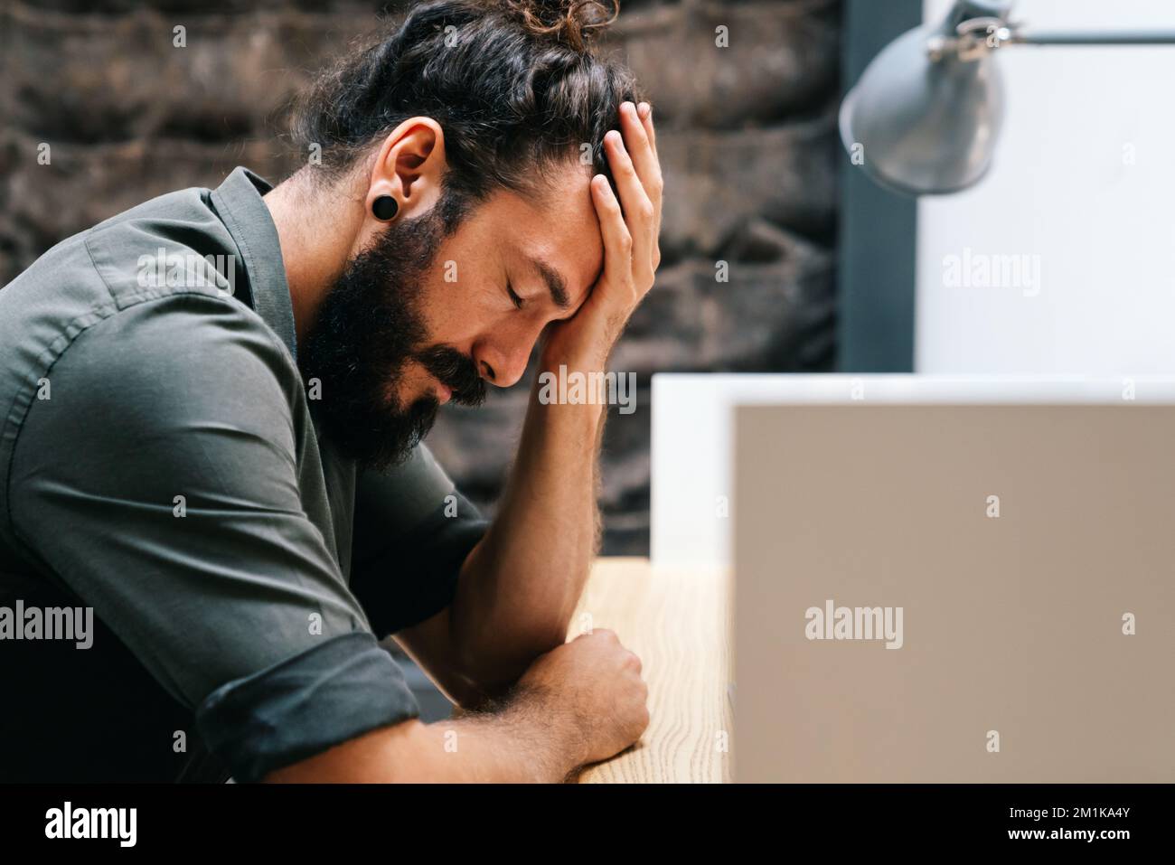 Müde depressiv gelangweilt Geschäftsmann frustriert durch Geschäftsversagen Konkurs. Stockfoto