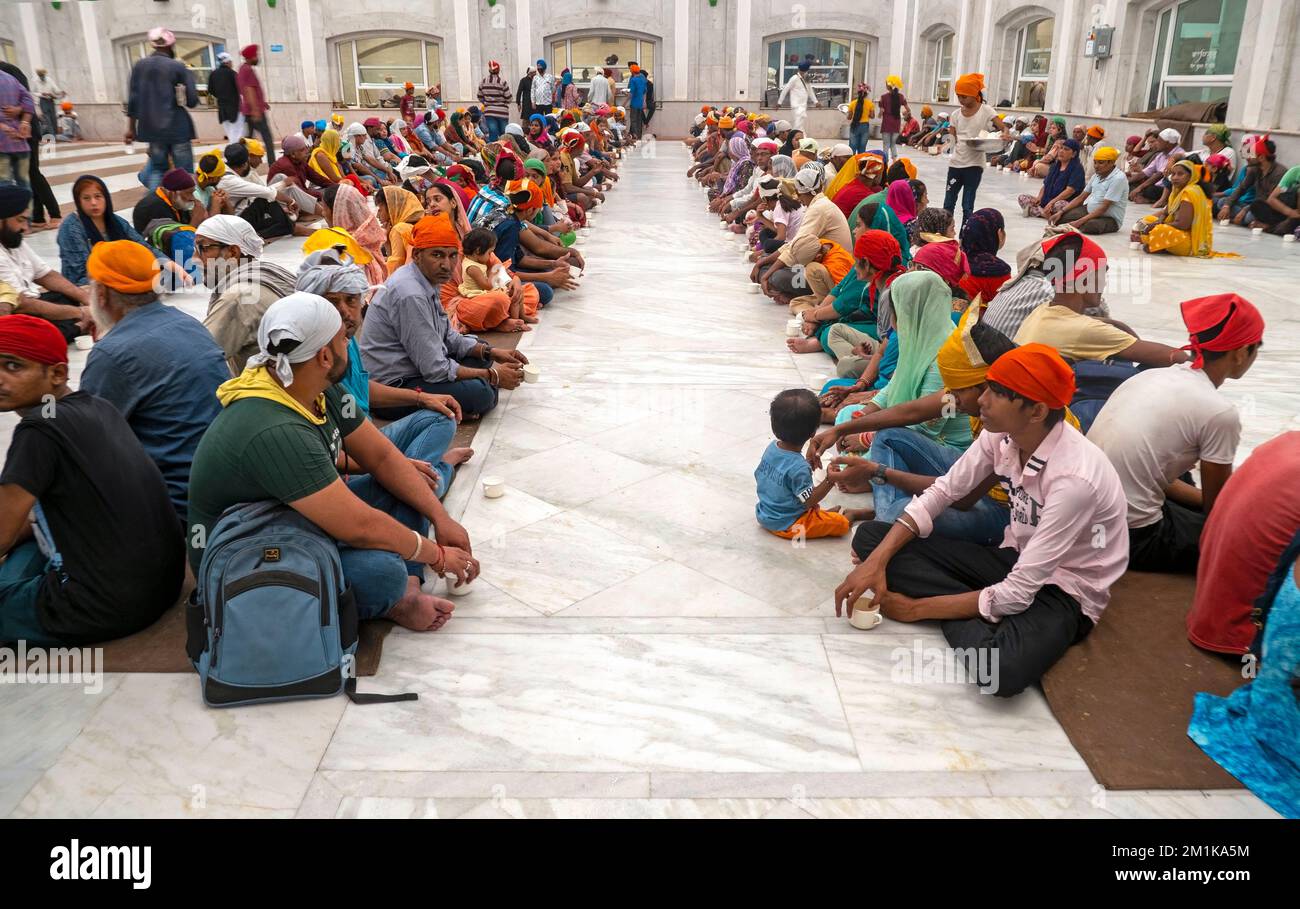 NEU-DELHI - SEPTEMBER 18: Menschen, die auf dem Boden sitzen und auf das kostenlose Essen im Gurudwara Bangla Sahib Sikh Gotteshaus in Delhi, auf Septe, warten Stockfoto