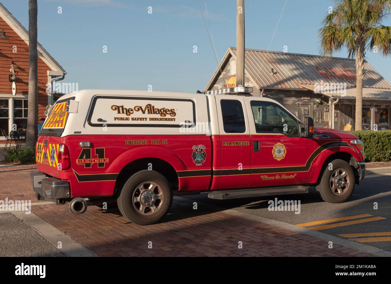 Die Dörfer, Florida, USA. 2022. Rotes Rettungsfahrzeug der Abteilung für öffentliche Sicherheit, das auf der Autobahn geparkt ist. Stockfoto