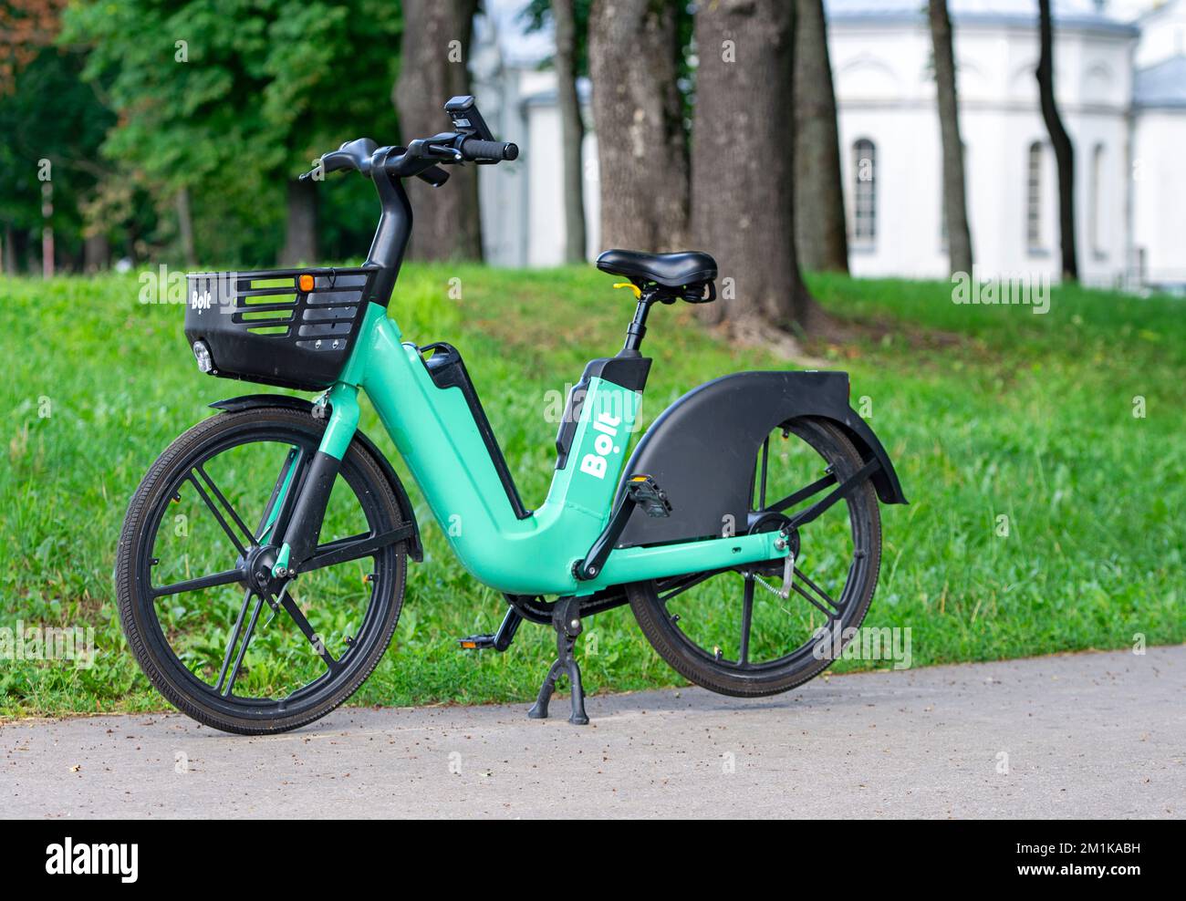 KAUNAS - JULI 07: Bolzenfahrrad parkt in Kaunas am 07. Juli. 2022 in Litauen. Bolt ist ein estnisches Mobilitätsunternehmen, das Mietwagen anbietet, Micromobil Stockfoto