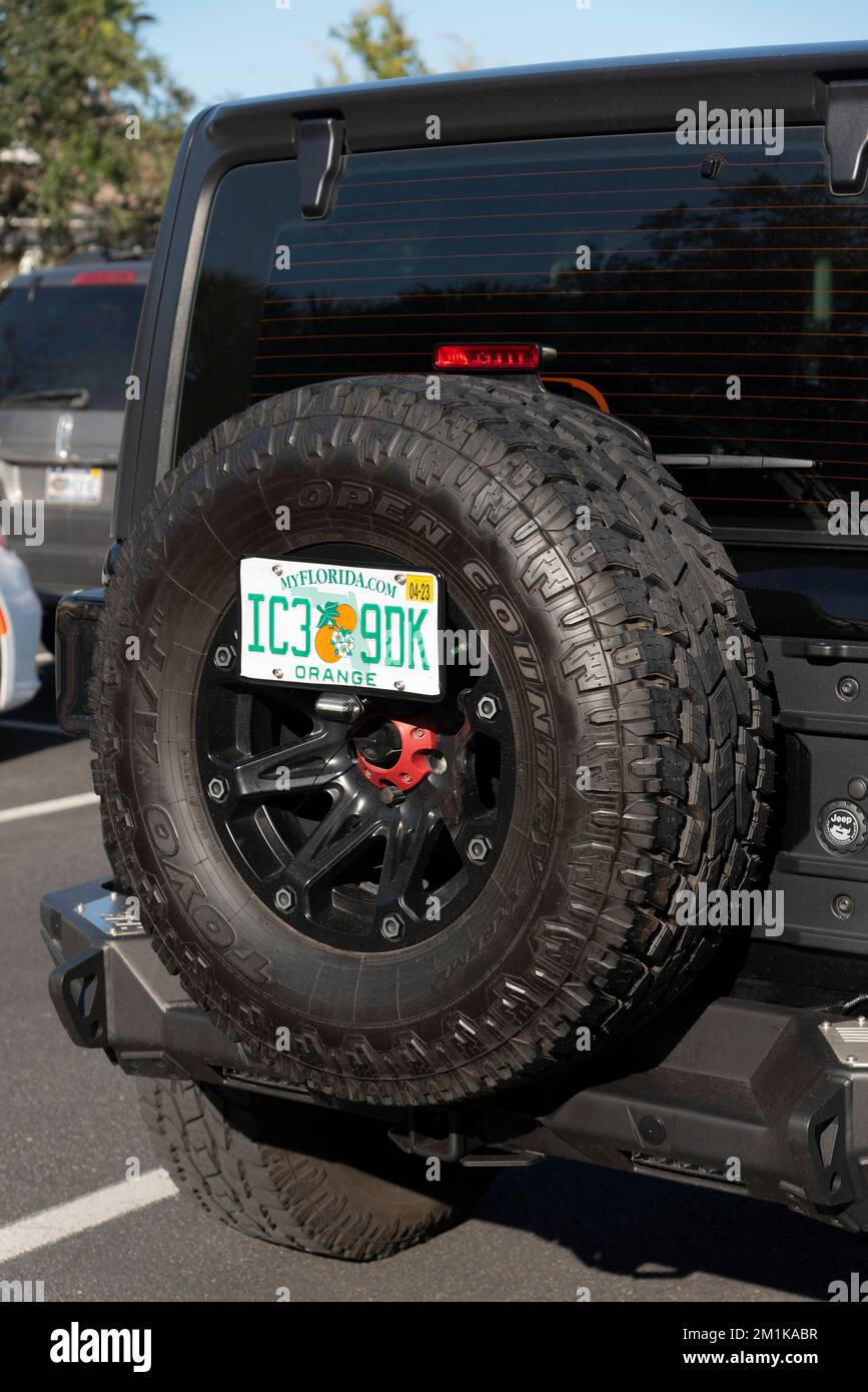 Florida, USA. 2022. Reserverad hat das Heck eines 4x4-Wagens befestigt. Stockfoto