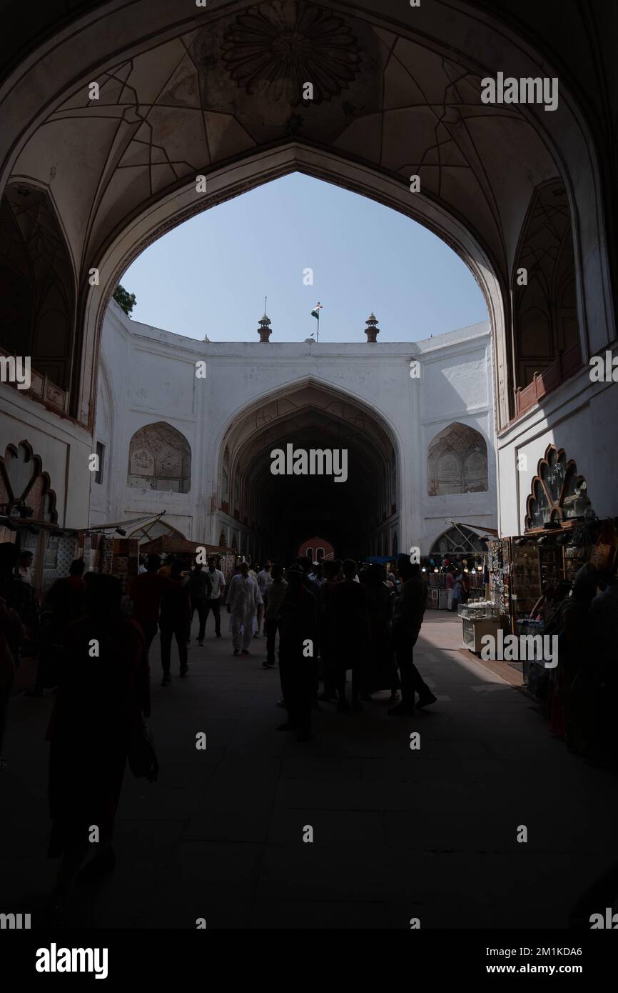Eine vertikale Aufnahme von Menschen auf dem Markt nahe Lahore Gate in Delhi, Indien Stockfoto