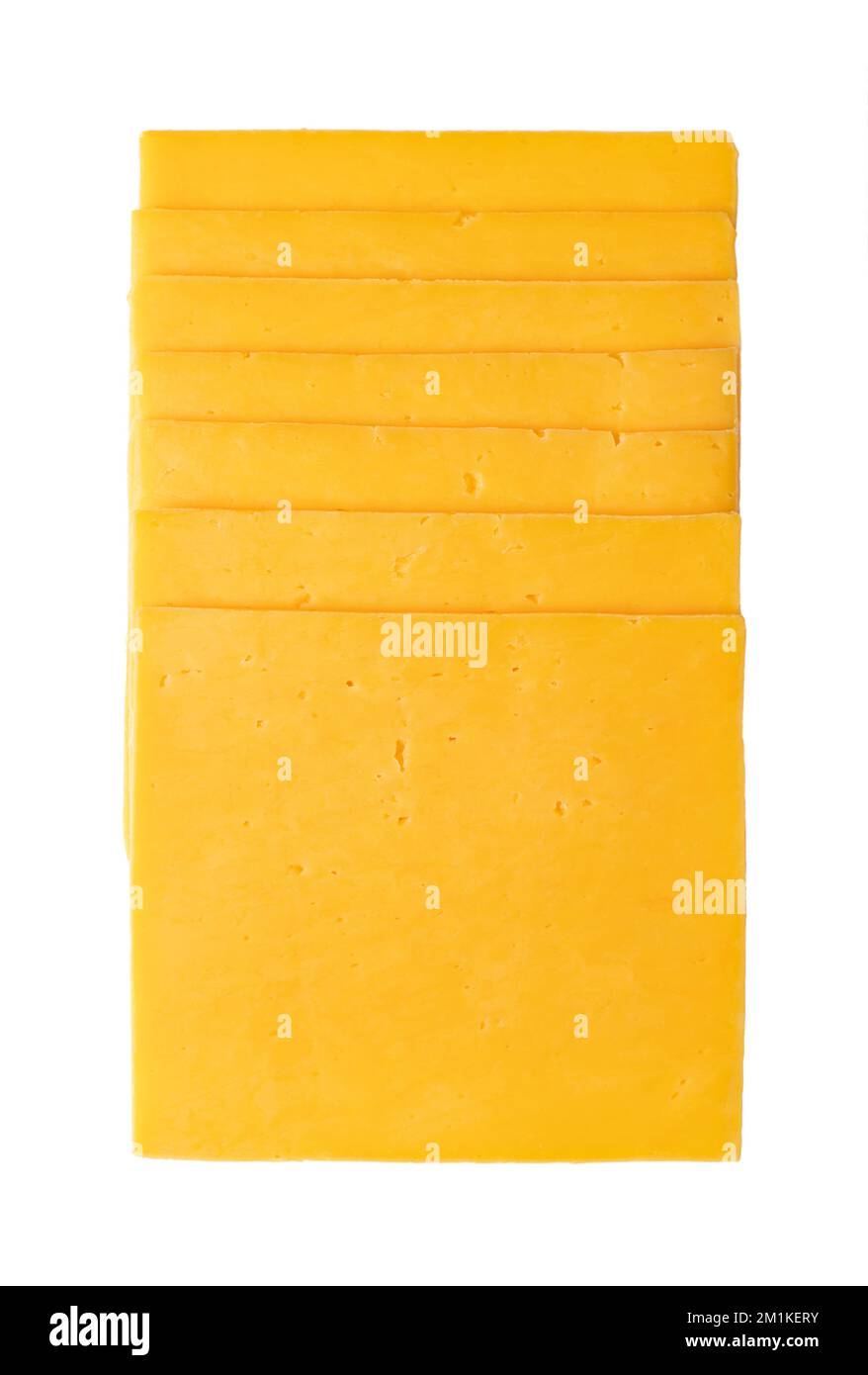 Ein Stapel Cheddar-Käsescheiben, Scheiben aus natürlichem Käse, scharfköpfig und orange mit Annatto, eine natürliche Lebensmittelfarbe. Nahaufnahme, von oben. Stockfoto