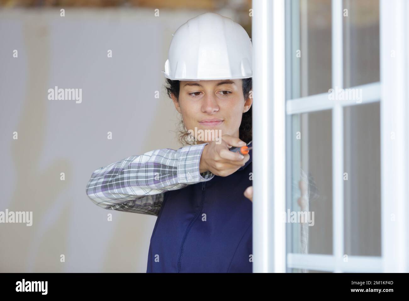Eine Arbeiterin vögelt ein Fenster Stockfoto