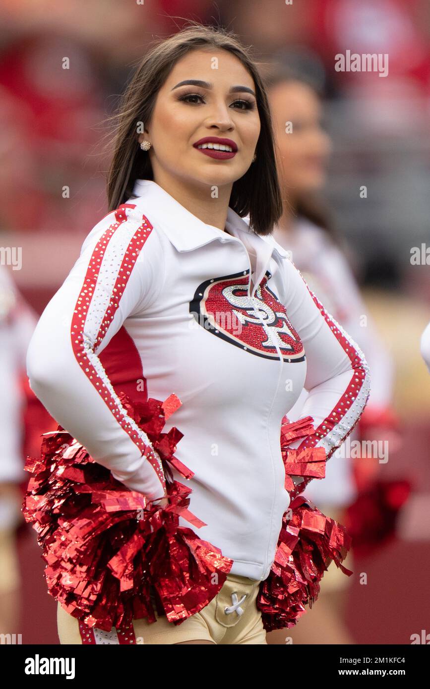 Dezember 2022; Santa Clara, Kalifornien, USA; das Tanzteam der San Francisco 49ers lächelt vor Beginn des ersten Quartals gegen die Tampa Bay Buccaneers im Levi’s Stadium. (Stan Szeto/Image of Sport) Stockfoto