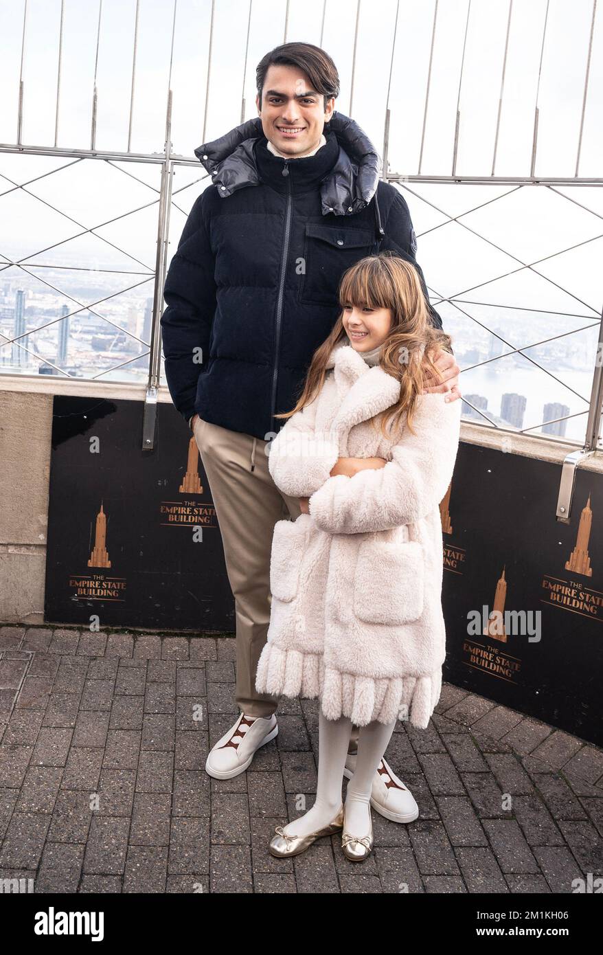 New York, Usa. 12.. Dezember 2022. Matteo Bocelli und Virginia Bocelli, Kinder von Andrea Bocelli, besuchen das Empire State Building. Andrea Bocelli, der berühmte italienische Tenor und seine Familie, half bei der Beleuchtung des Empire State Building zu Ehren seiner Gründung und half Kindern mit unterprivilegierten Hintergründen bei der musikalischen Bildung. (Foto: Lev Radin/Pacific Press) Kredit: Pacific Press Media Production Corp./Alamy Live News Stockfoto