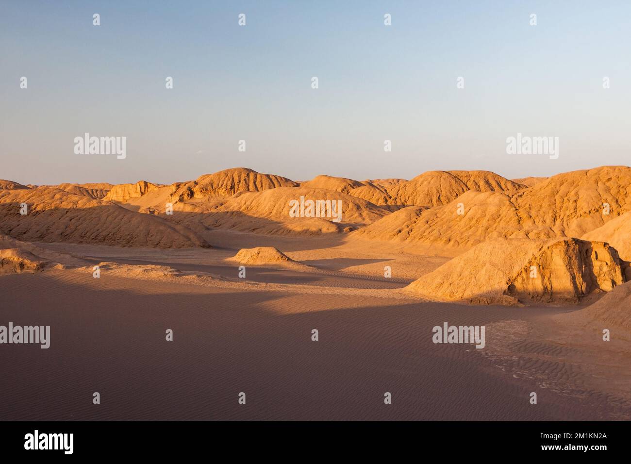Sanddünen in Desert Lut im Iran, in der Nähe von Shahdad Stadt. Stockfoto
