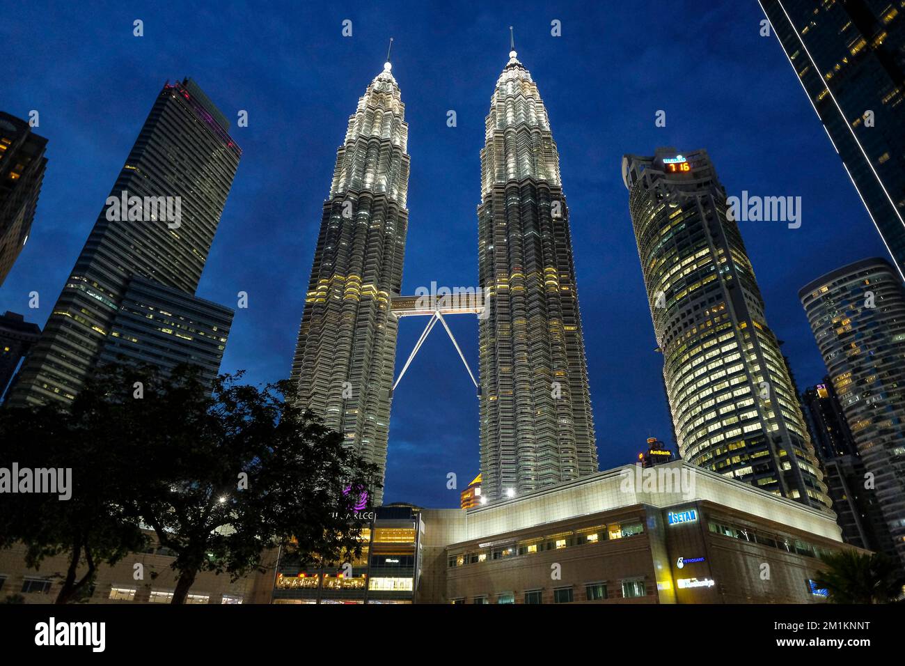 Kuala Lumpur, Malaysia - 2022. Oktober: Die Petronas Towers sind 88-stöckige Wolkenkratzer am 31. Oktober 2022 in Kuala Lumpur, Malaysia. Stockfoto