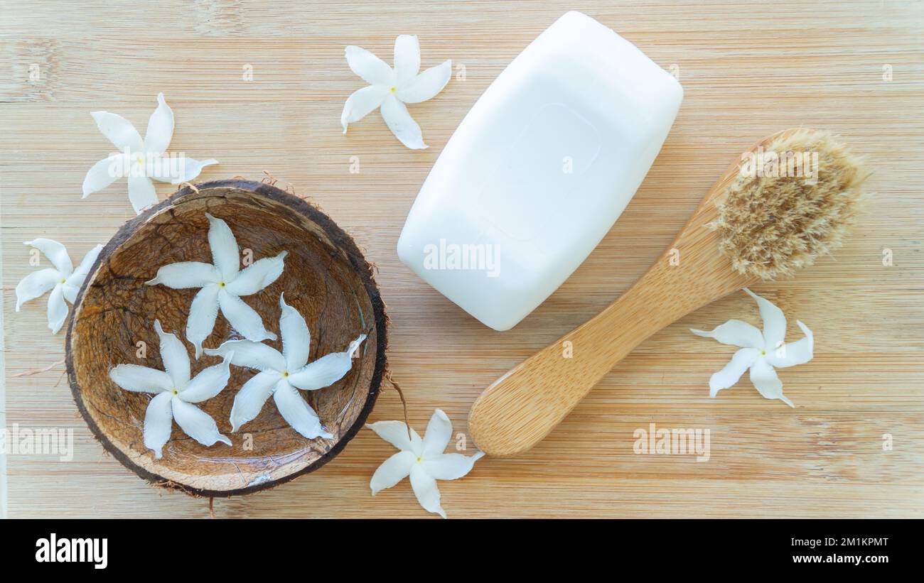 Spa-Behandlungen, Seife und Massagebürste Dekoration von Blumen Stockfoto