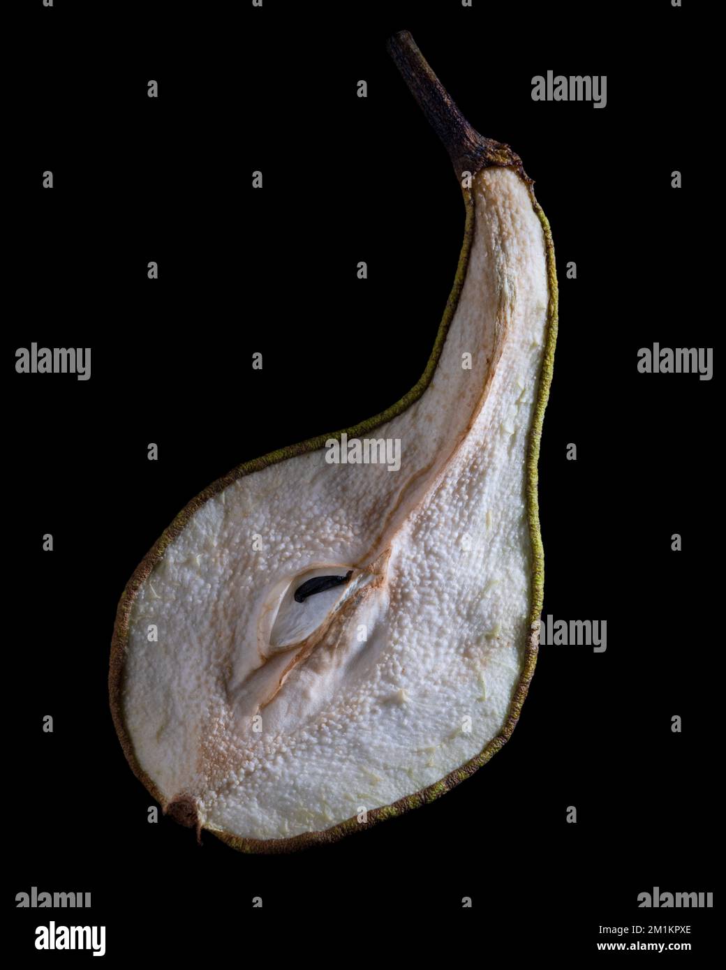 Eine dünne Scheibe Obst oder Gemüse, die vor Hintergrundbeleuchtung in einem Studio fotografiert wurde. Die durchscheinende Textur und die lebendigen Details Stockfoto