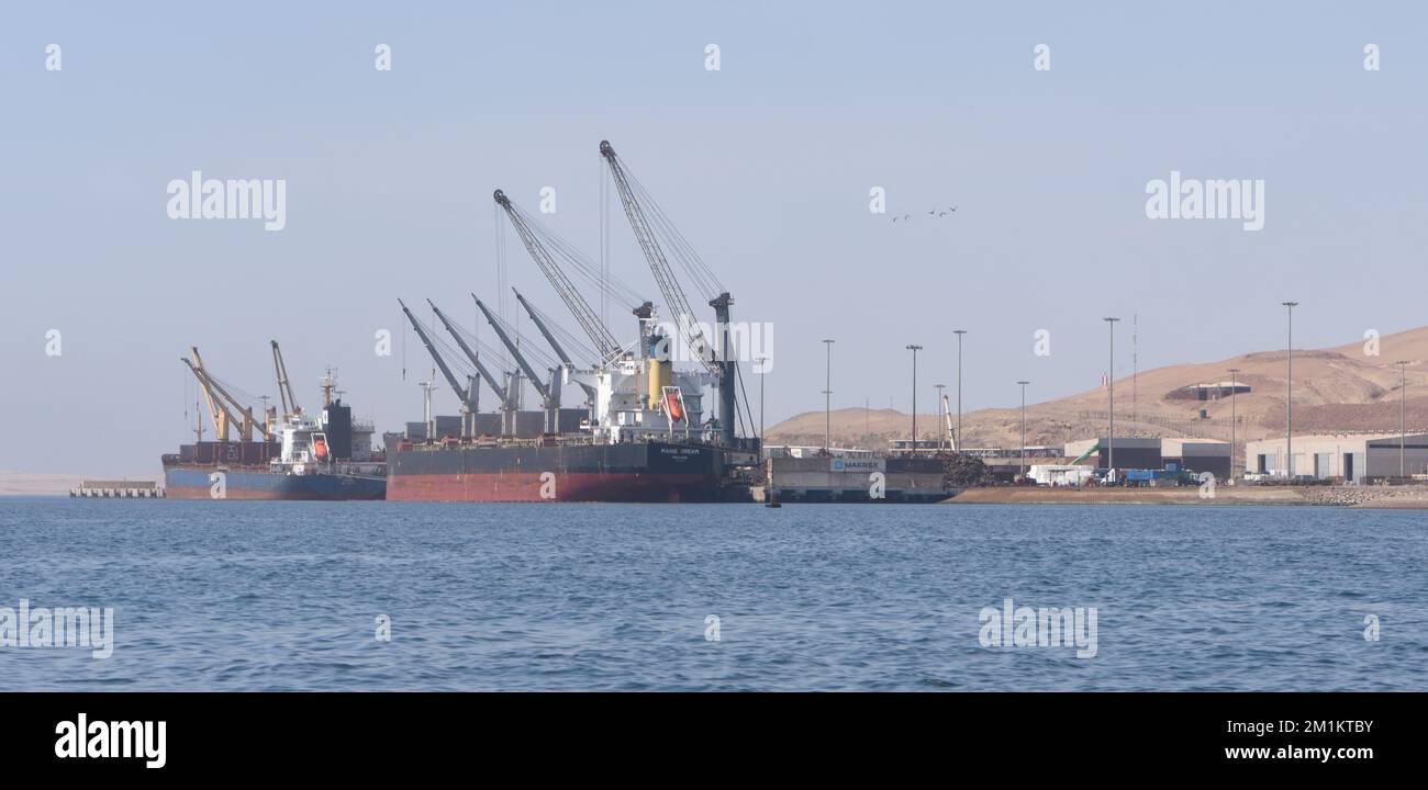 Massengutfrachter werden am Terminal Portuario General San Martín geladen und entladen. Pisco Bay, El Chaco, Paracas, Pisco. Peru Stockfoto