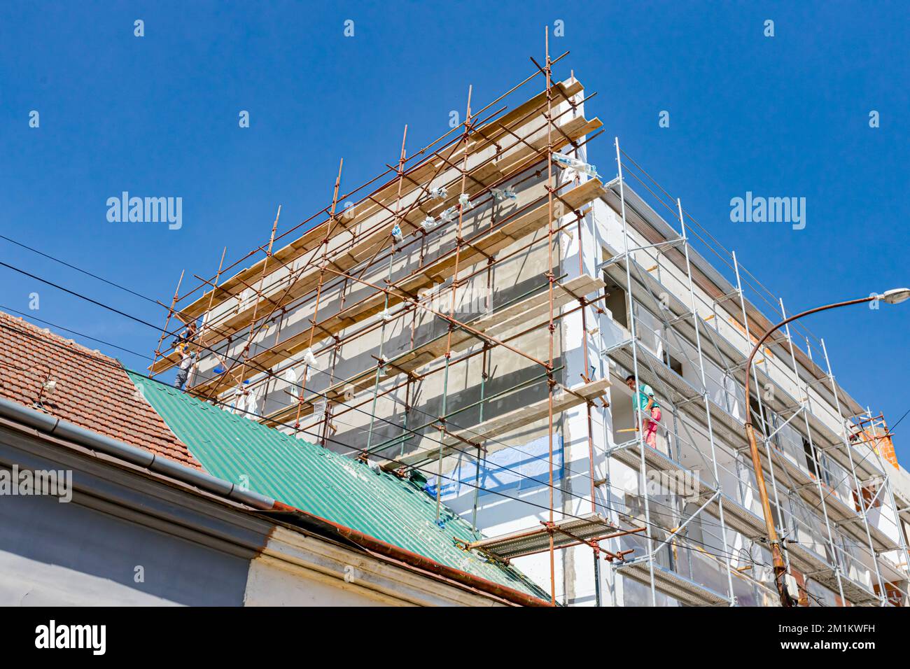 Isolierung des Hauses mit Polyfoam. Der Arbeiter installiert eine  Styroporplatte an der Fassade Stockfotografie - Alamy