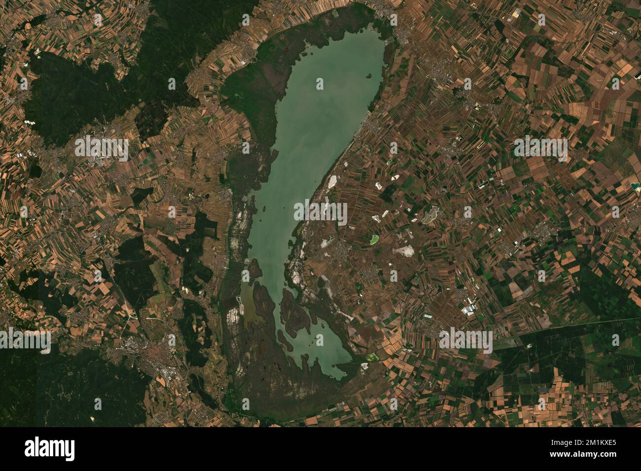 Hochauflösendes Satellitenbild des Neusiedlsees zwischen Österreich und Ungarn – enthält modifizierte Copernicus-Sentinel-Daten (2022) Stockfoto