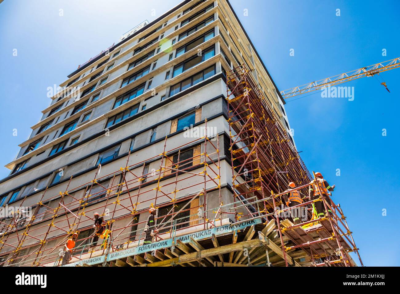 Kapstadt, Südafrika - 7. Dezember 2022: Baustelle mit großem Kran Stockfoto