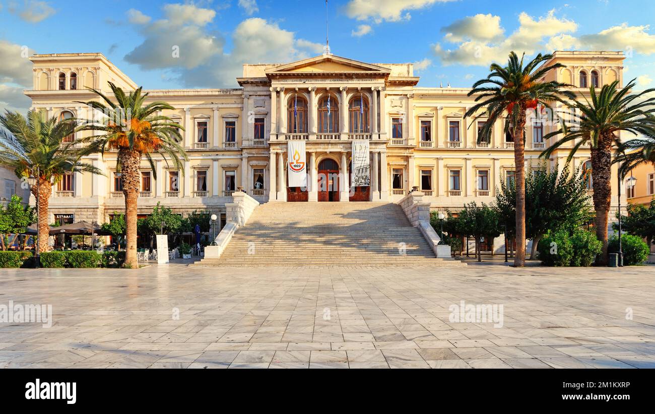 Das Rathaus und das archäologische Museum von Ermoupolis auf der Insel Syros, Griechenland Stockfoto