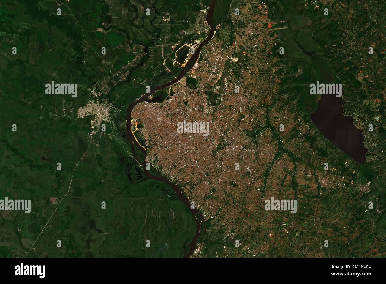 Hochauflösendes Satellitenbild von Asuncion, der Hauptstadt Paraguays, enthält modifizierte Copernicus Sentinel-Daten (2022) Stockfoto