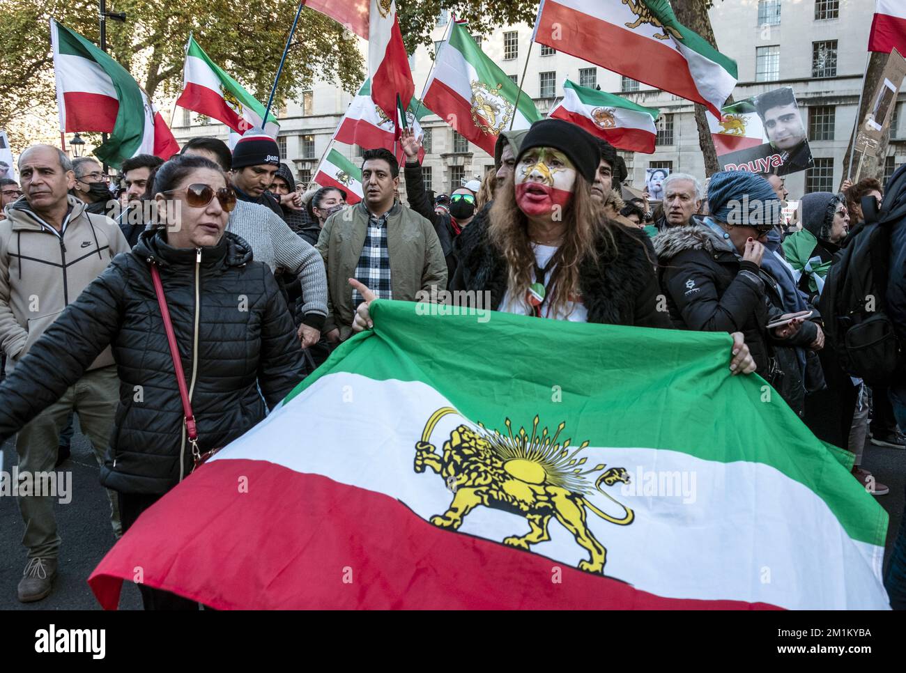 Iraner in London protestieren gegen die Islamische Republik im Iran und unterstützen den Aufstand der Frauenrevolution vom 19. November 2022. Stockfoto