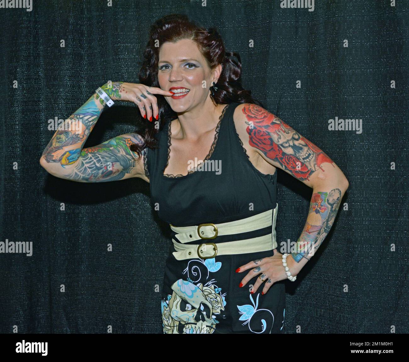 Posiertes Porträt einer Frau mit mehreren Tattoos und einer Tattoo-Tagung im Nassau Coliseum in Long Island, New York. Stockfoto