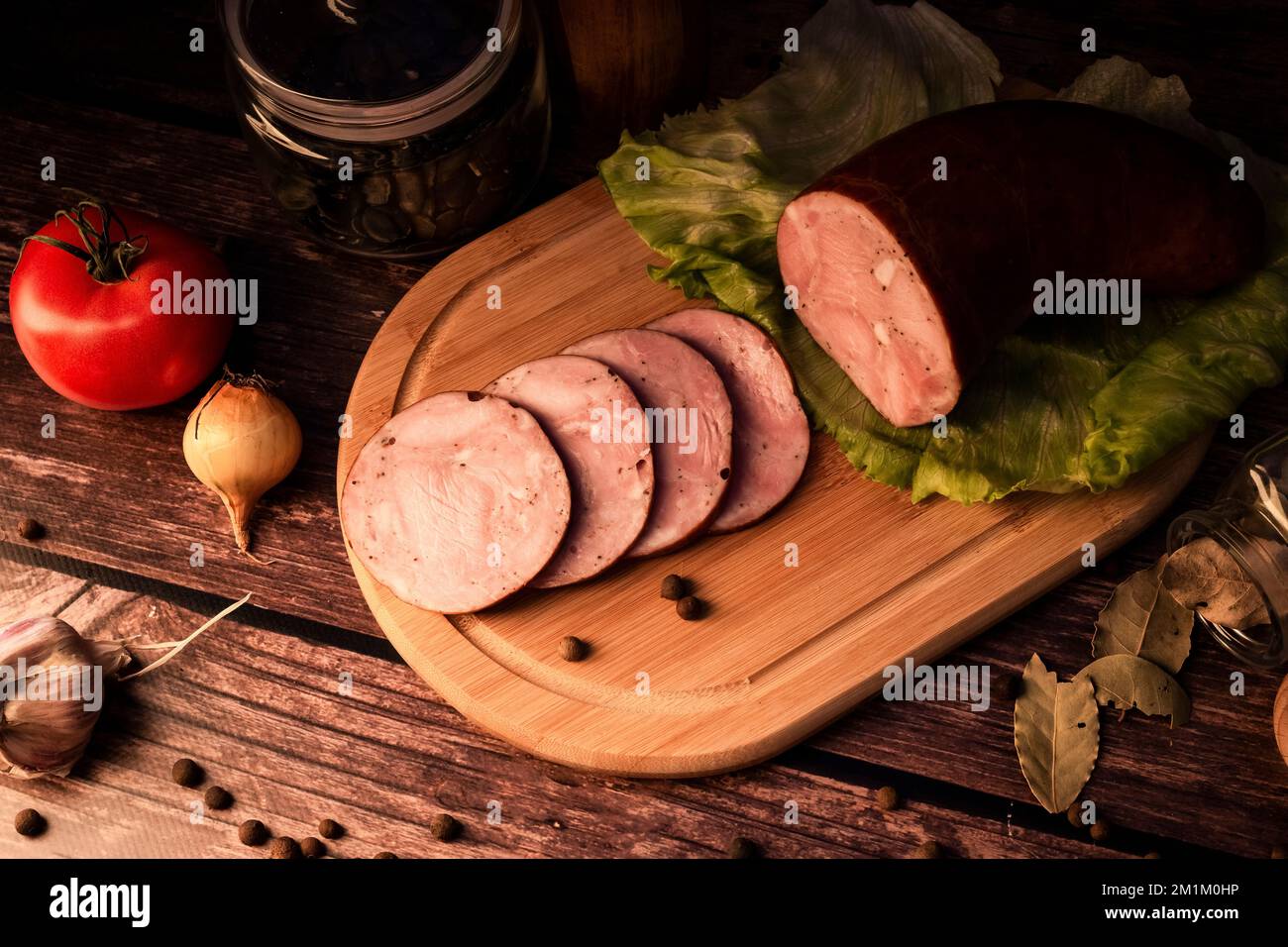 Ein Blick von oben auf frisches, leckeres Fleisch auf einem Holztisch mit frischen Kräutern und aromatischen Gewürzen Stockfoto