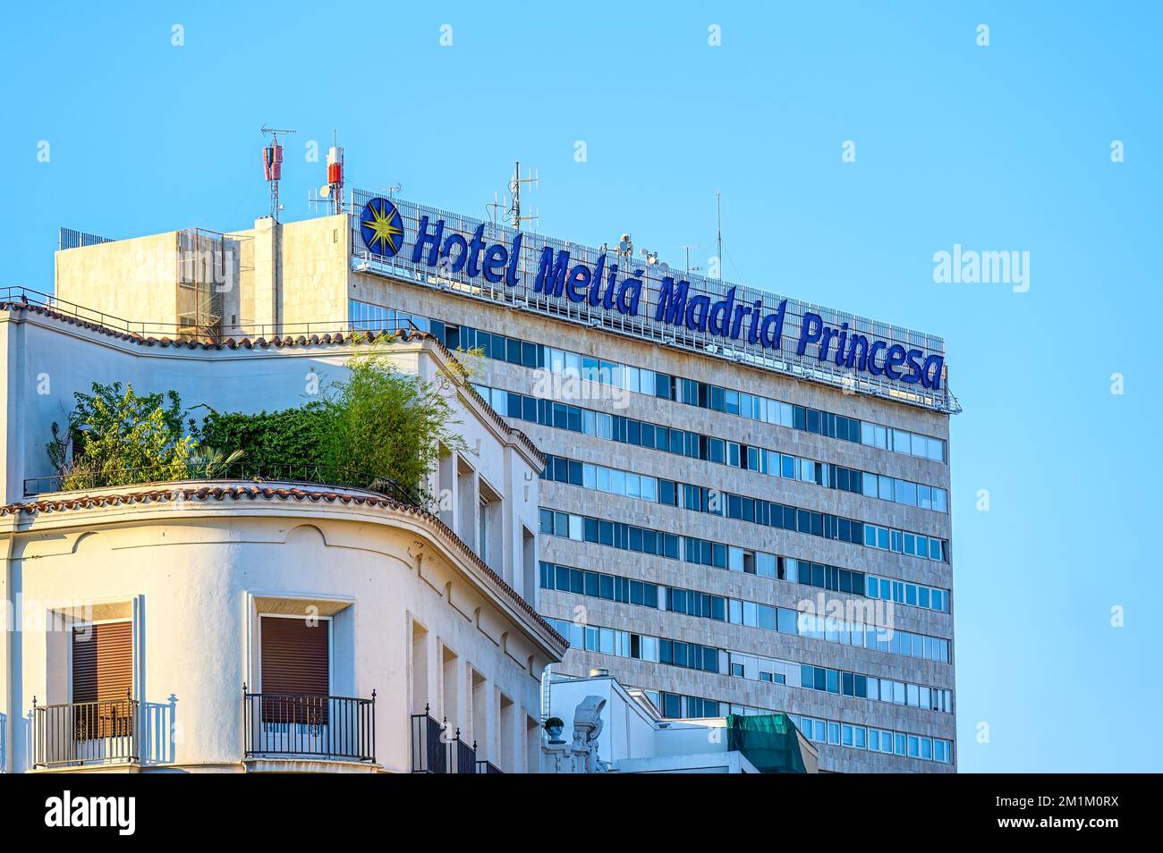 Hotel Melia Madrid Princesa. Die Architektur des Gebäudes steht im Kontrast zu einer alten Struktur im Vordergrund Stockfoto
