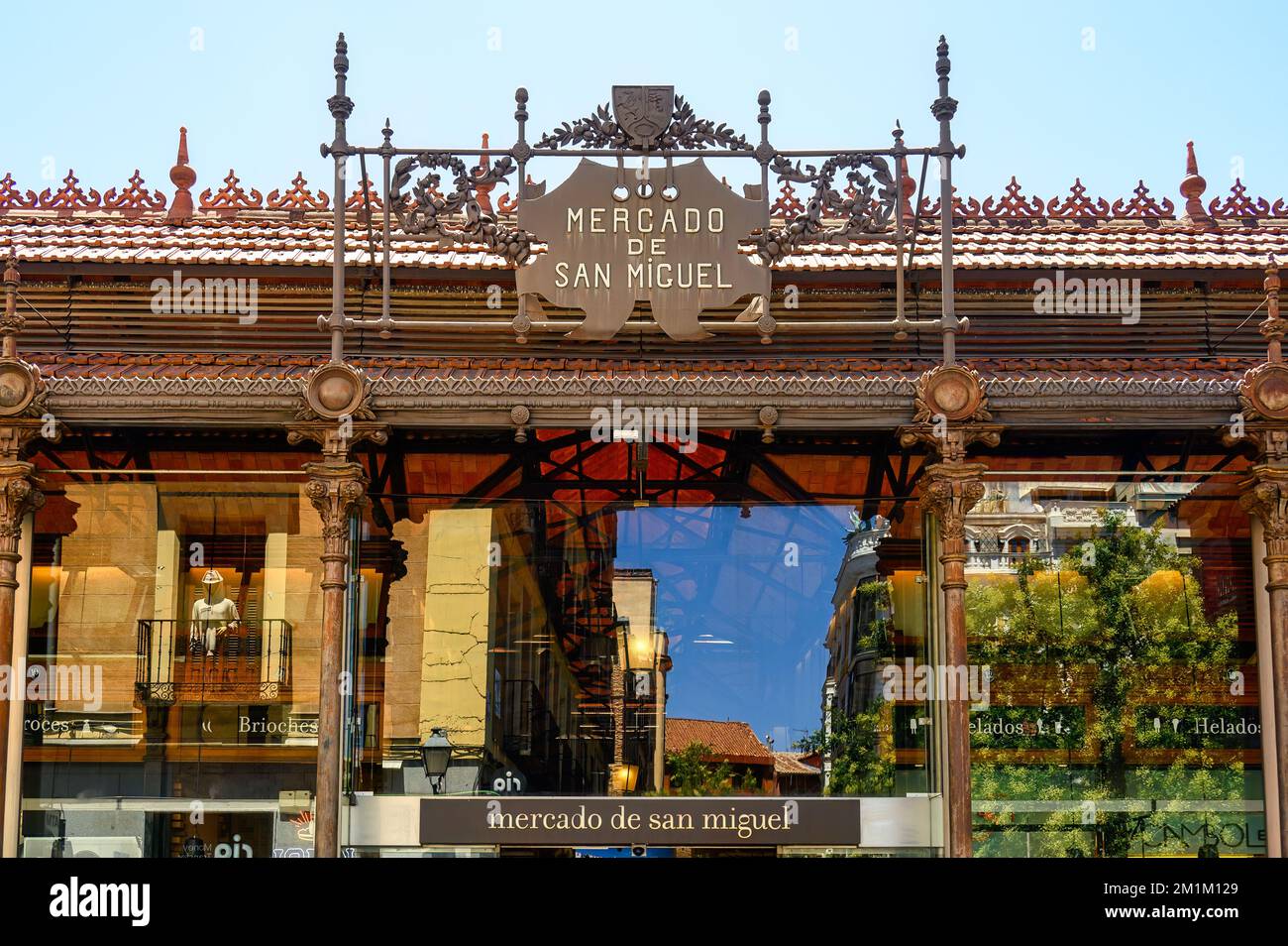 San Miguel Markt. Gebäudeeingang mit Schild „Mercado de San Miguel“ Stockfoto