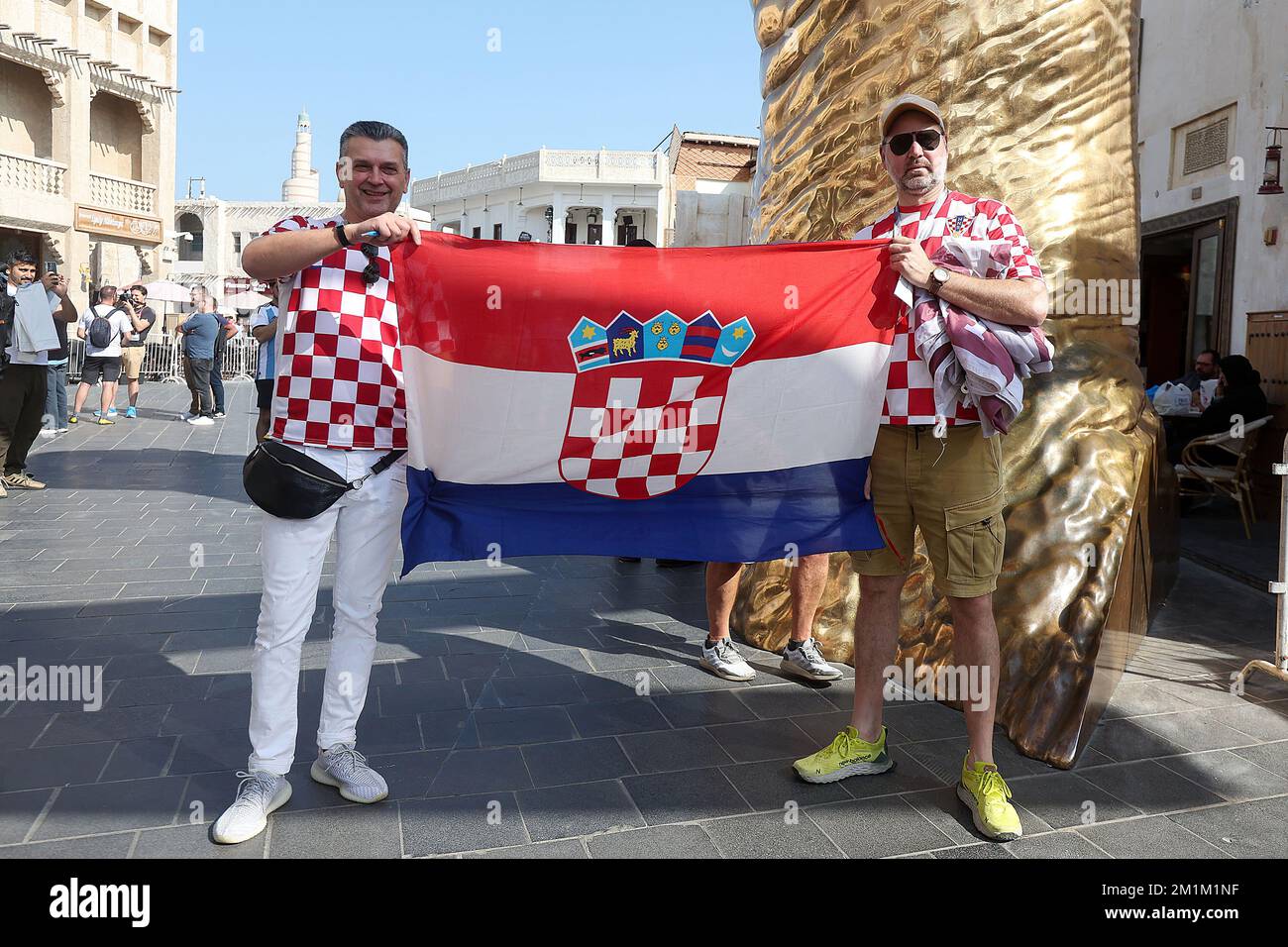 Doha Katar Am 13 Dezember 2022 Kroatische Fans In Der Altstadt Von doha-katar-am-13-dezember-2022-kroatische-fans-in-der-altstadt-von