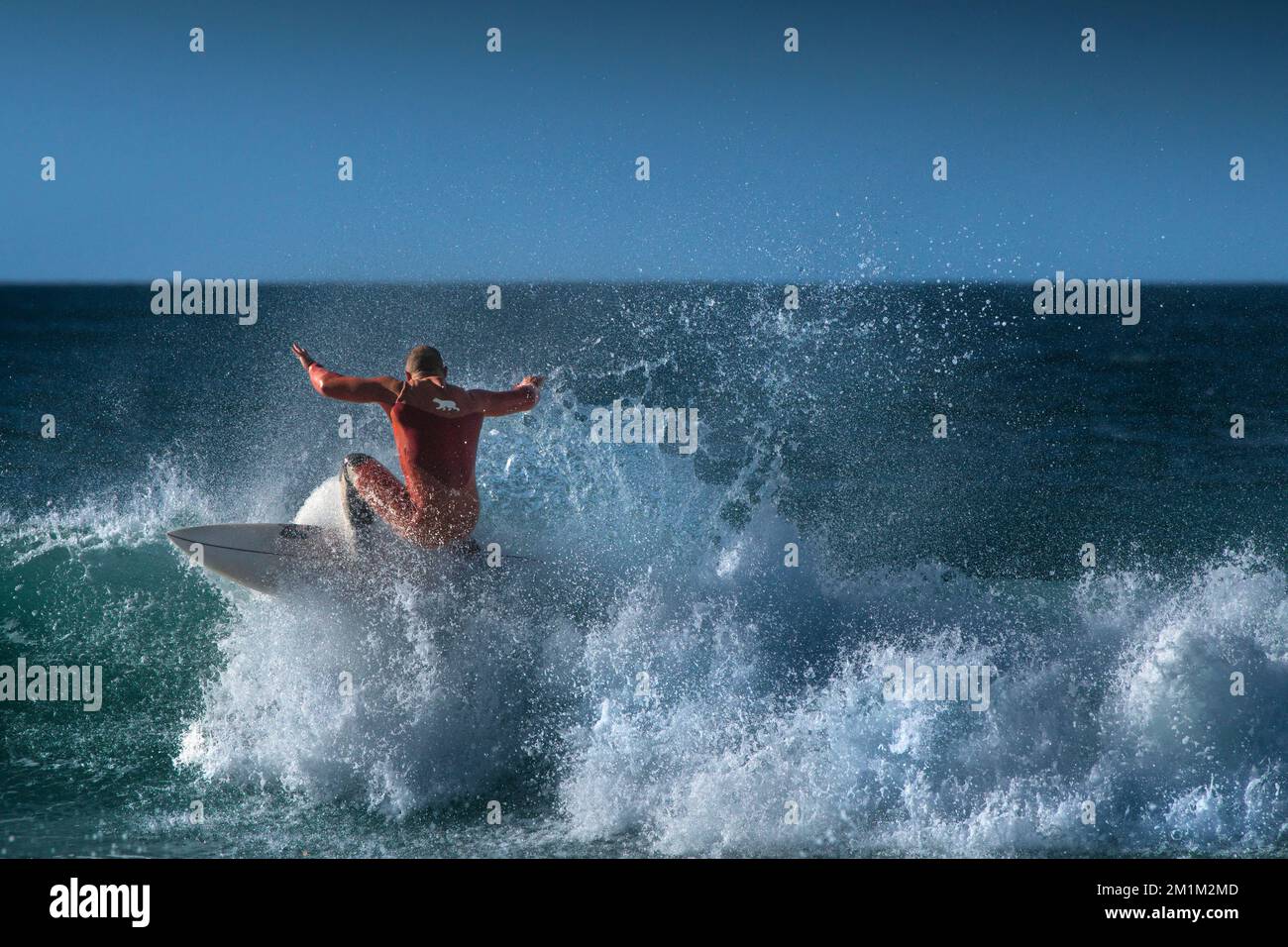 Spektakuläre Surfaktion als männlicher Surfer reitet auf einer Welle im Fistral in Newquay in Cornwall in England in Großbritannien. Stockfoto