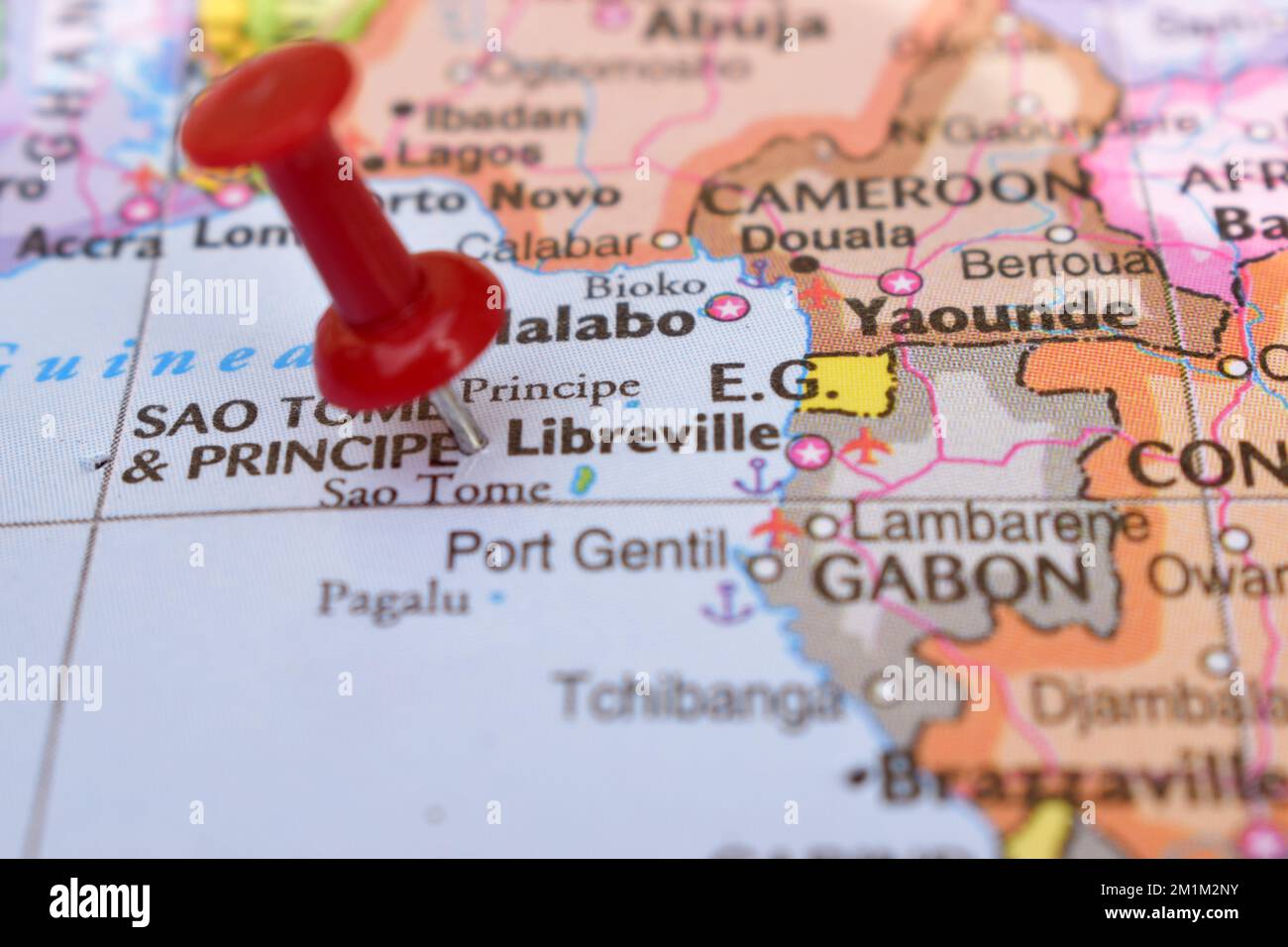 Rote Stecknadel, die auf die Position der Libreville Weltkarte zeigt Nahaufnahme Aktienfoto anzeigen Stockfoto