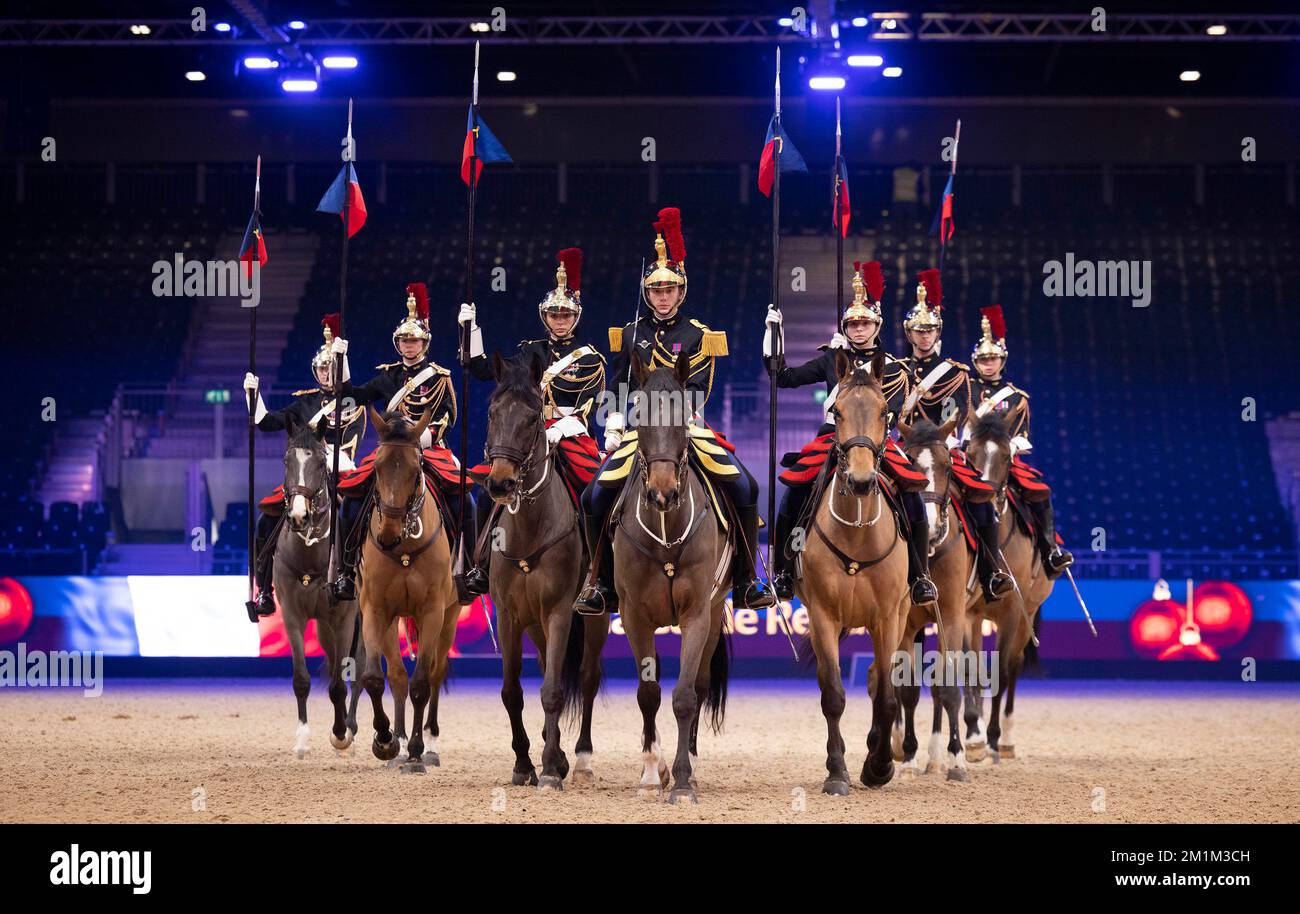 REDAKTIONELLE VERWENDUNG NUR La Garde Republicaine, verantwortlich für Ehrenwachen bei offiziellen Zeremonien der Französischen Republik, kommen in Excel London vor ihrer Aufführung von „Le Carrousel des Lances“ auf der diesjährigen London International Horse Show an. Foto: Dienstag, 13. Dezember 2022. Stockfoto