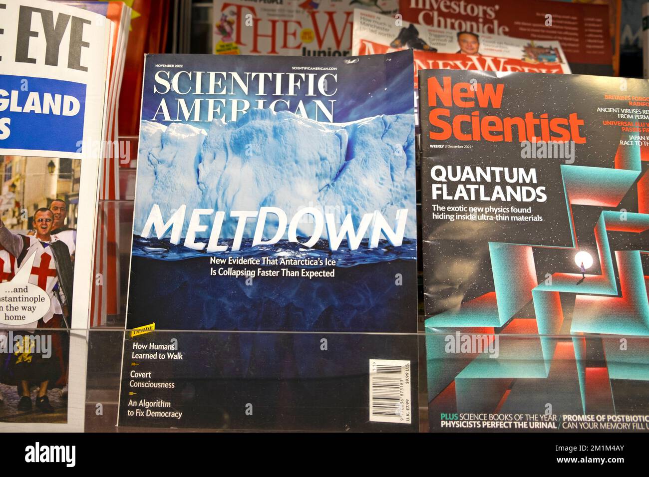 Titelseiten für die amerikanische „Meltdown“-Klimakrise und New Scientist „Quantum Flatlands“-Titel für die Titelseiten des Magazinregals London UK Stockfoto