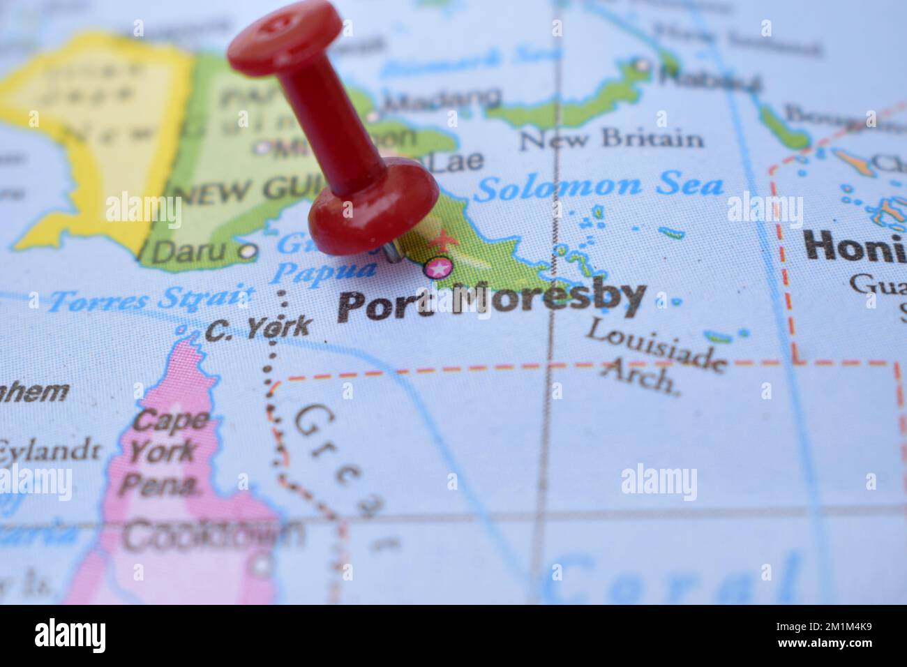 Rote Stecknadel zeigt auf Position von Port Moresby Weltkarte Nahaufnahme Aktienfoto anzeigen Stockfoto