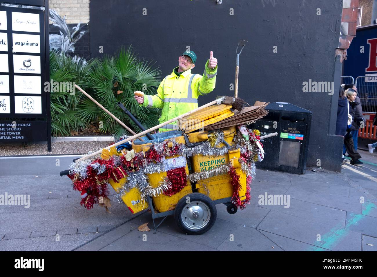 Straßenreiniger Staubmörder mit Weihnachtsdekorationen auf seinem Staubwagen in Islington London England UK Dezember 2022 Großbritannien KATHY DEWITT Stockfoto