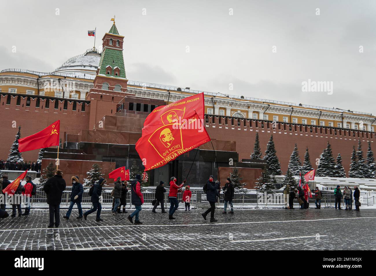 Die Kommunistische Partei der Russischen Föderation veranstaltet eine Kundgebung im Lenin-Mausoleum auf dem Roten Platz zum Gedenken an den Führer Stalin. 21. Dezember 2021. Mo Stockfoto