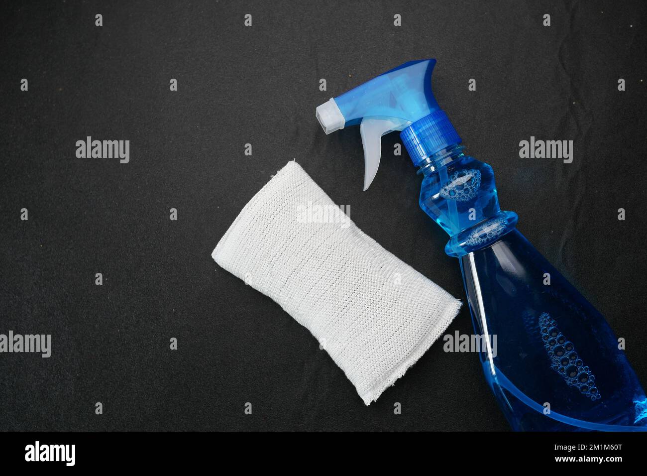 Draufsicht der weißen Sprühflasche auf farbigem Hintergrund Stockfoto