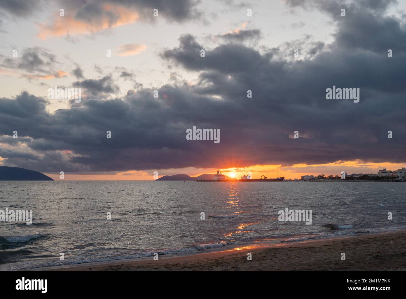 Wunderschöner Sonnenuntergang in der Stadt Vlore, Albanien Stockfoto