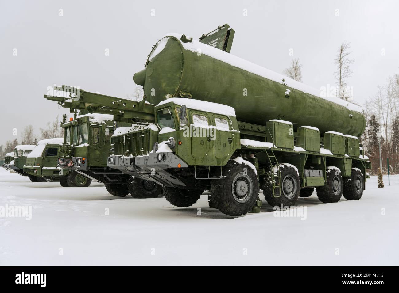 Flak-Raketenabwehrsystem. Russische Streitkräfte. Schwere russische Militärausrüstung auf einer Militärbasis im Wald. Strategische Atomstreitkräfte Stockfoto