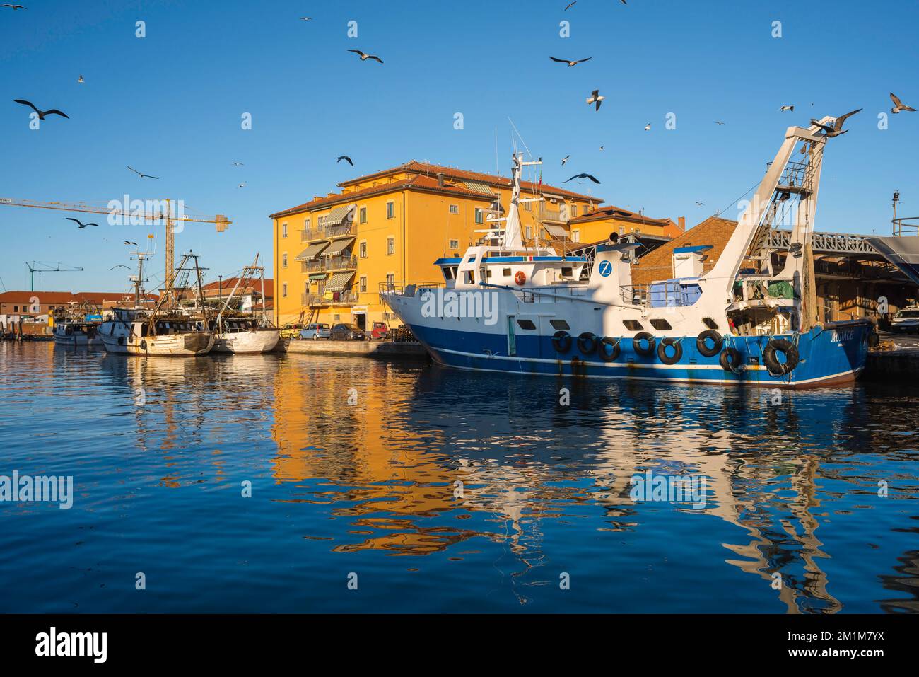 Fischereihafen Italien, Blick im Sommer auf ein großes Fischerboot am Kai im Hafen von Chioggia, Gemeinde Venedig, Veneto, Italien Stockfoto