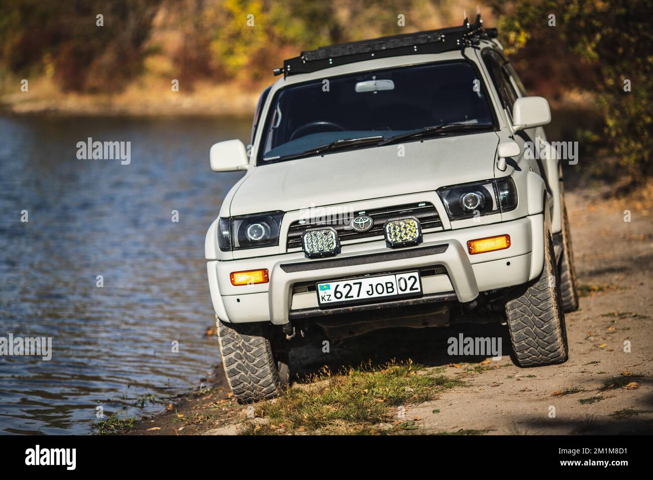 Japanisches Off-Road benutztes weißes Auto Toyota Hilux Surf an der Seeküste, Auto zum Angeln Stockfoto