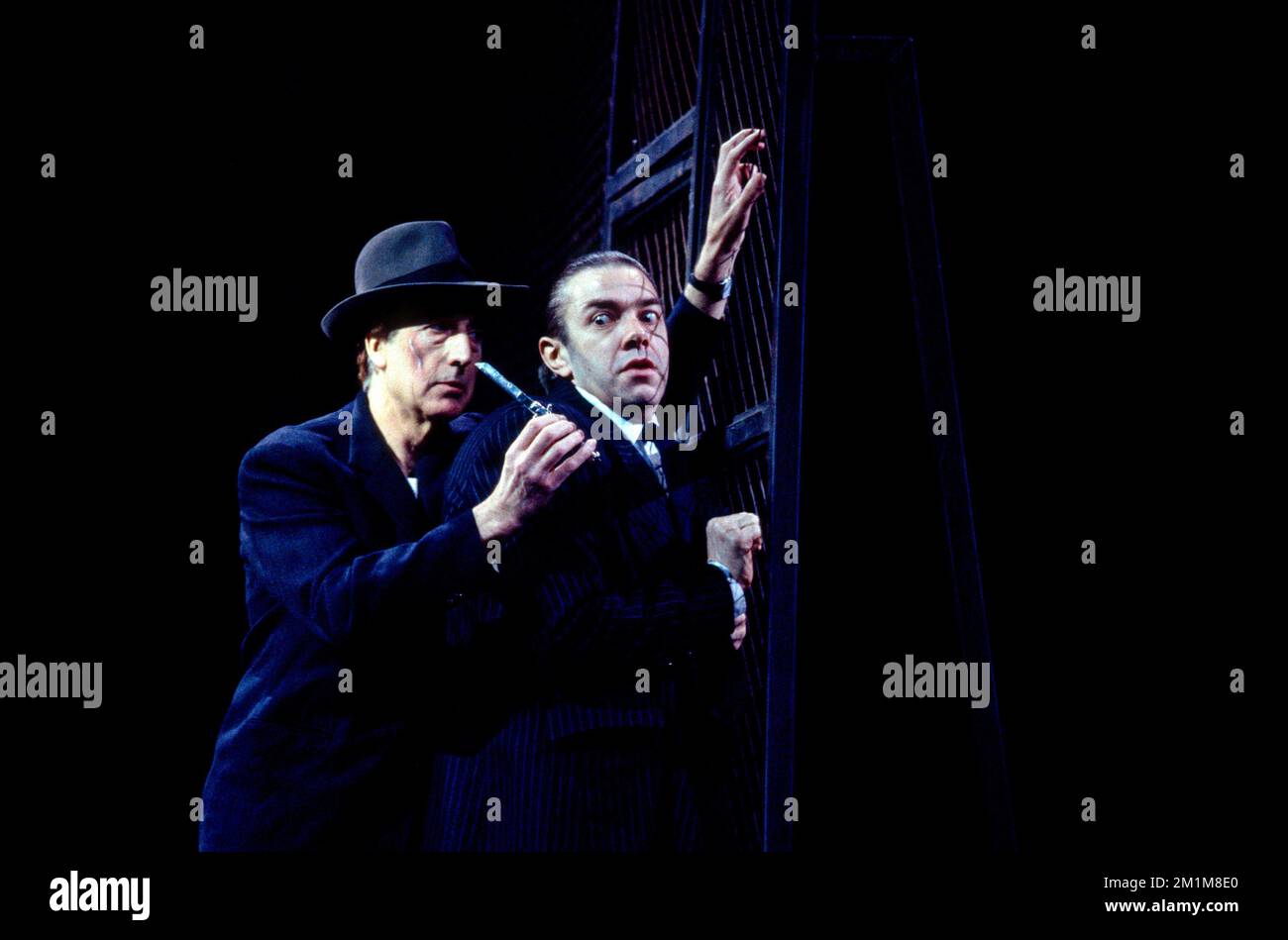 l-r: Richard Van Allan (Sparafucile), Jonathan Summers (Rigoletto) in RIGOLETTO an der English National Opera (ENO), London Coliseum, London WC2 04/02/1993 Musik: Giuseppe Verdi Text: Francesco Maria Piave nach Victor Hugo Übersetzung: James Fenton Dirigent: Mark Elder Design: Patrick Roberographieführer Brytsan und Rosemary Beleuchtung: Robert Vercoe Choreon Jonathan Miller Stockfoto