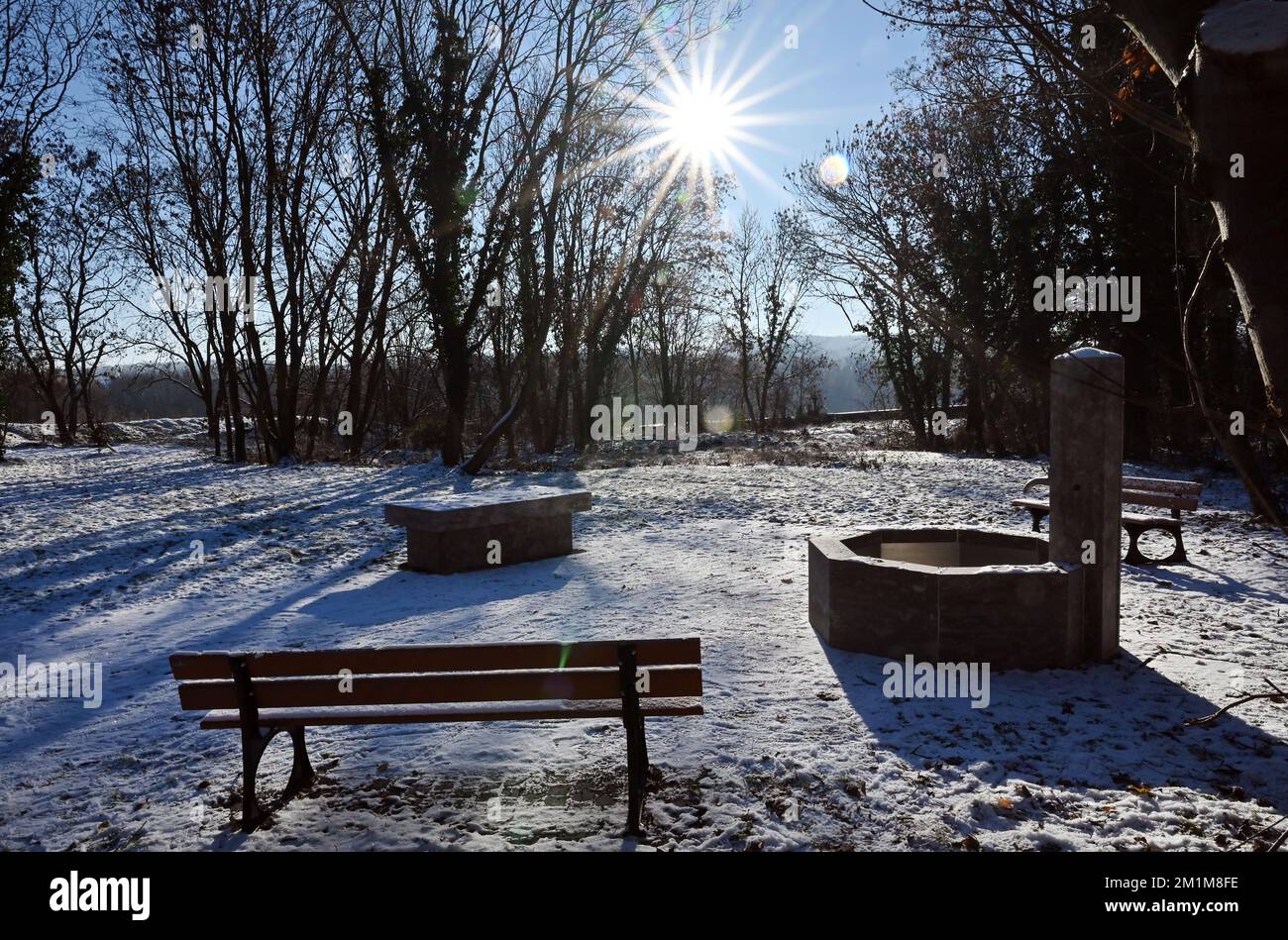 Weimar, Deutschland. 13.. Dezember 2022. Ein Brunnen, Bänke und ein Altar stehen am Rand des neuen muslimischen Grabungsgeländes auf dem Hauptfriedhof. Damit soll Moslems, die in Weimar leben, ein Ort zur Beerdigung nach islamischen Riten gegeben werden. Das islamische Begräbnis umfasst unter anderem die Positionierung des Verstorbenen im Grab vor Mekka. Kredit: Martin Schutt/dpa/Alamy Live News Stockfoto