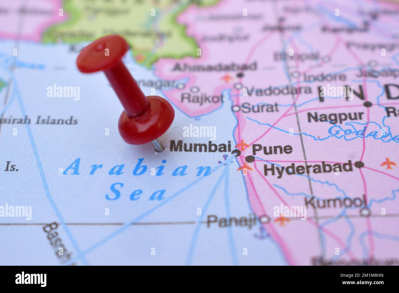 Rote Stecknadel, die auf die Position der Weltkarte von Mumbai zeigt Nahaufnahme Aktienfoto anzeigen Stockfoto
