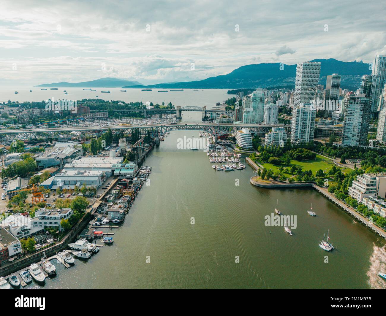 Das ist ein Drohnenbild von Vancouvers Brücken zwischen Granville Island und Downtown. Stockfoto